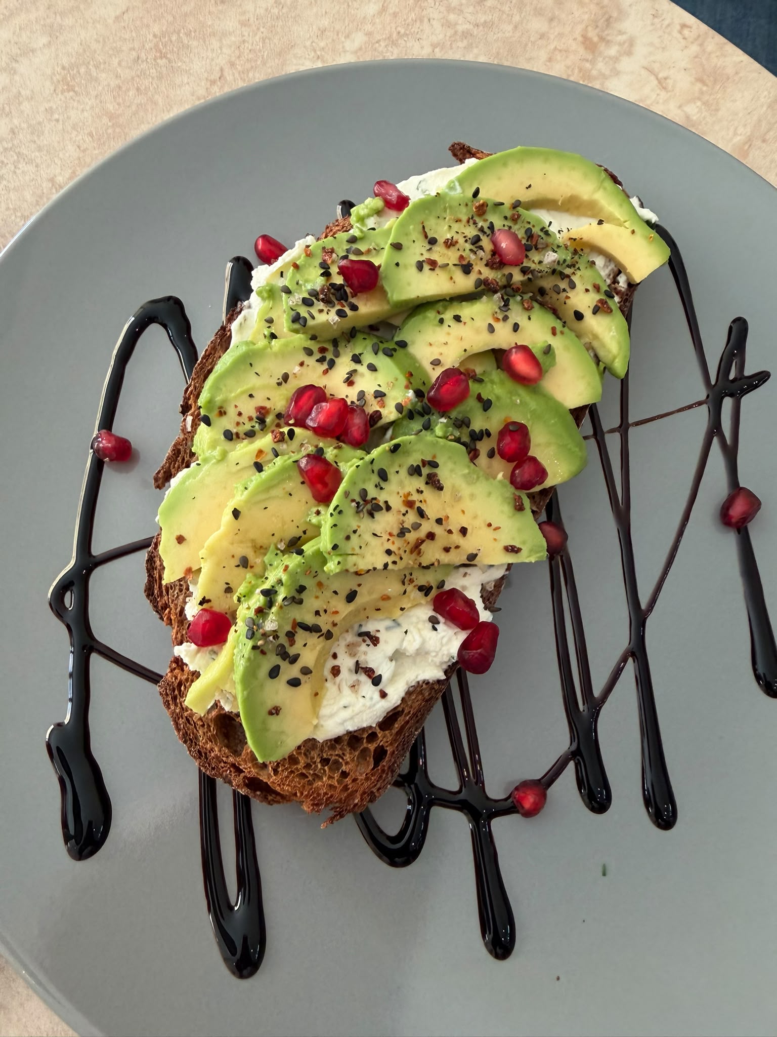 Frisch belegtes Sauerteigbrot mit Avocado im Daily Starter Café