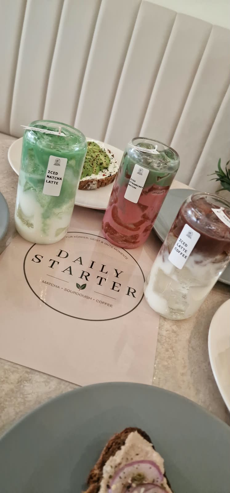 Handgemachte Kerzen in Matcha- und Latte-Optik bei Daily Starter